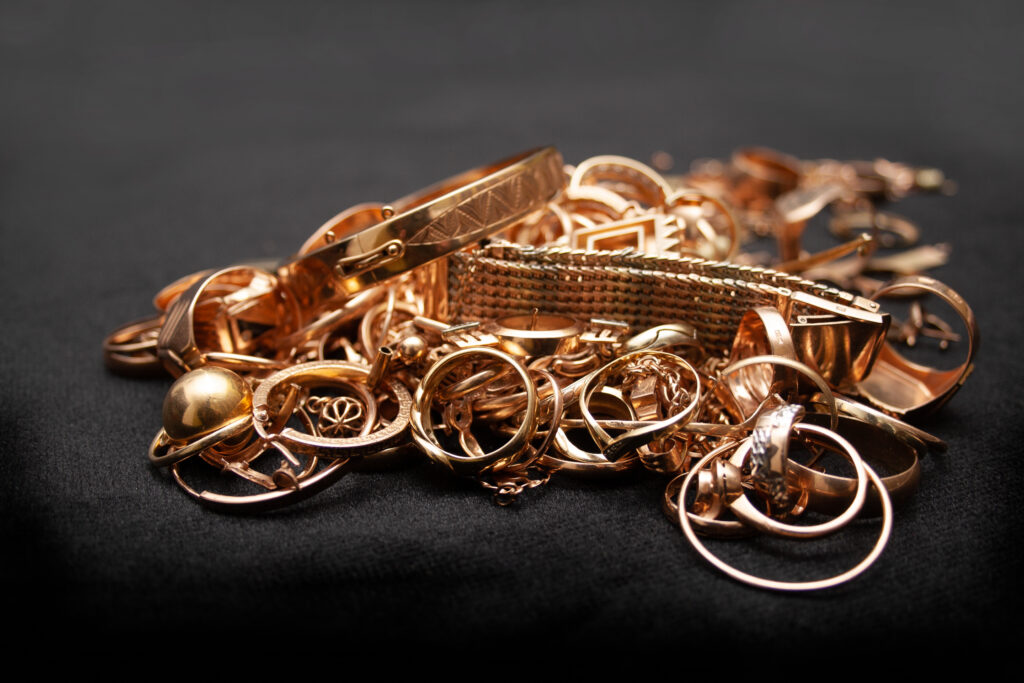 Pile,Of,Old,Used,Scrap,Gold,Jewelry,On,Black,Background.