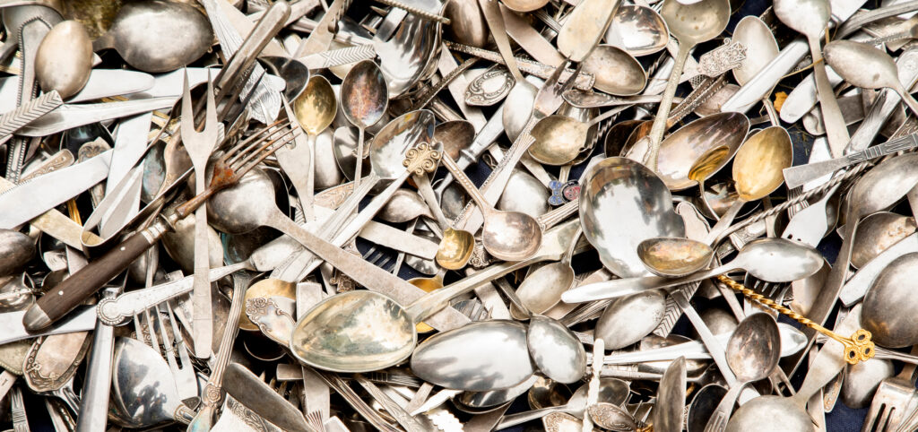 Pile,Of,Vintage,Silverware,,Many,Spoons,Abstract,Background